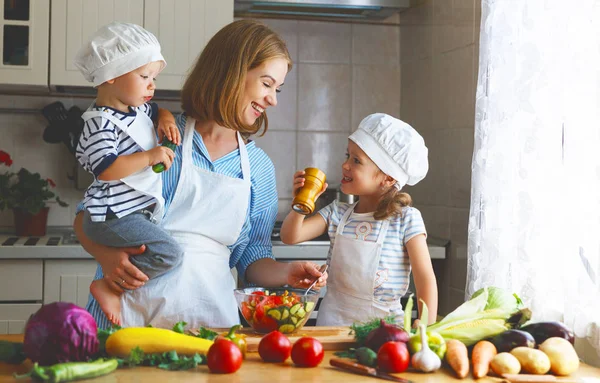 Gesunde Ernährung. glückliche Familie bereitet Gemüsesalat zu — Stockfoto