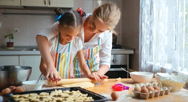Щаслива родина мати і дочка спечуть тісто для замісу на кухні — стокове фото