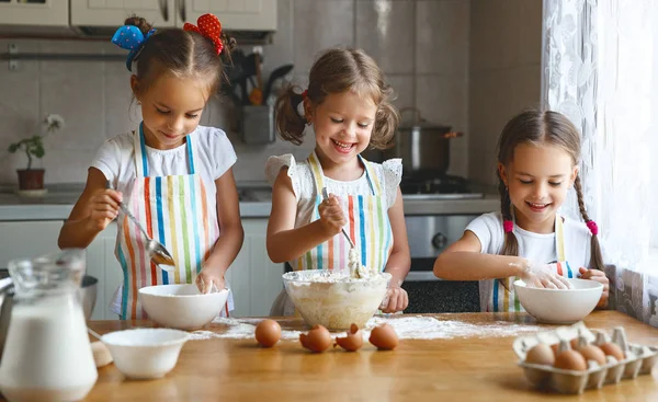 Hermanas felices niños niñas hornear galletas, amasar masa, jugar ingenio — Foto de Stock
