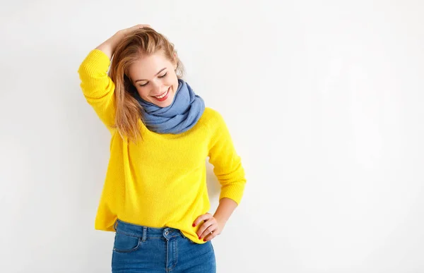 Szczęśliwa młoda kobieta w żółty sweterek na białym tle — Zdjęcie stockowe