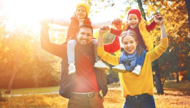 mutlu aile anne, baba ve çocuk bir sonbahar yürüyüş  