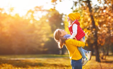 mutlu aile anne ve çocuk kızı sonbahar yürüyüş 