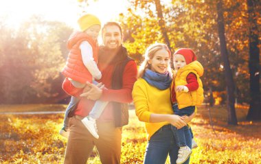 mutlu aile anne, baba ve çocuk bir sonbahar yürüyüş  