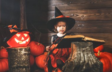 Cadılar Bayramı. küçük cadı büyüler, büyü kitabı ile çağrıştırıyor