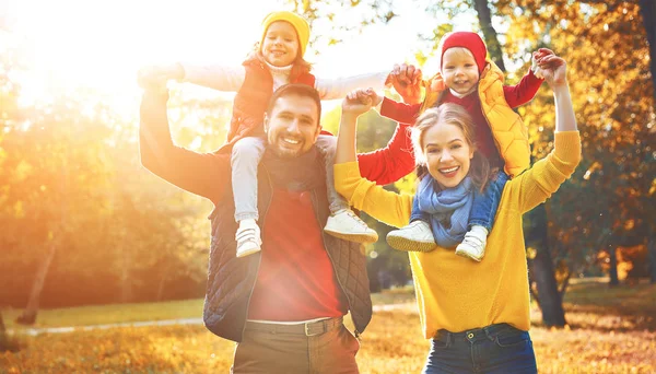 Šťastná rodina Matka, otec a děti na podzimní procházce — Stock fotografie