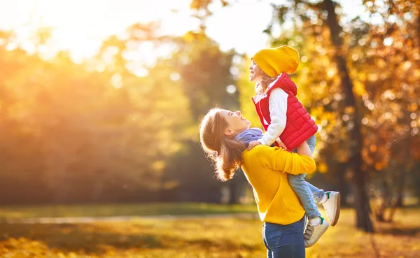 Heureux famille mère et enfant fille sur automne promenade — Photo