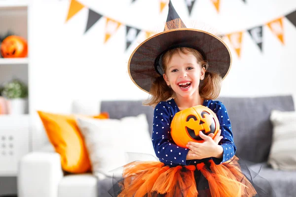 Menina feliz em fantasia de bruxa para hallowee — Fotografia de Stock