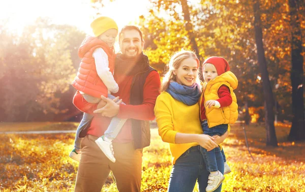 Família feliz mãe, pai e filhos em uma caminhada de outono — Fotografia de Stock