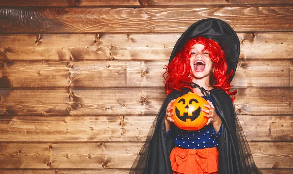Смішна дівчинка в костюмі відьом у Хеллоуїні — стокове фото