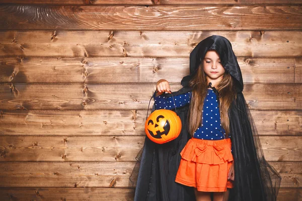 Grappige kind meisje in heks kostuum in halloween — Stockfoto