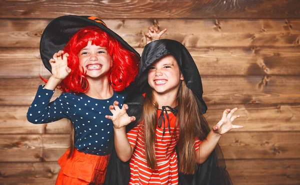 Divertente bambini sorella gemelli ragazza in costume da strega ad Halloween — Foto Stock