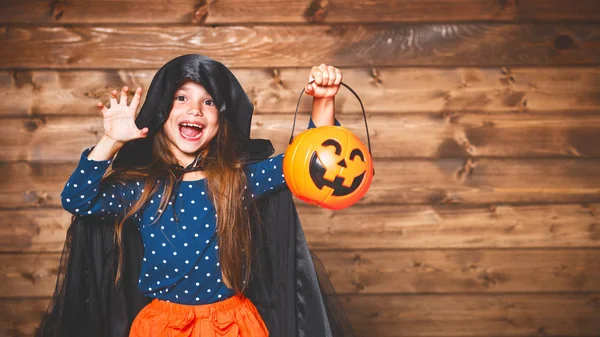 Lustiges Kindermädchen im Hexenkostüm zu Halloween — Stockfoto