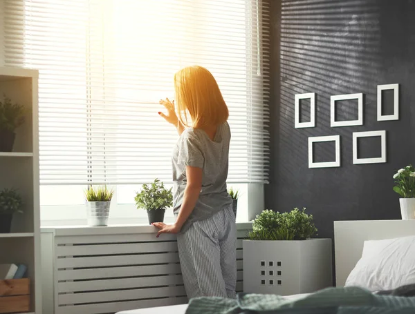 Giovane donna si svegliò la mattina in camera da letto dal vento — Foto Stock