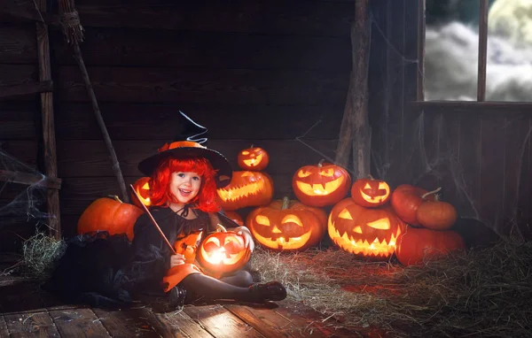 Halloween. boszorkány gyermek a varázspálcát, és a sütőtök — Stock Fotó