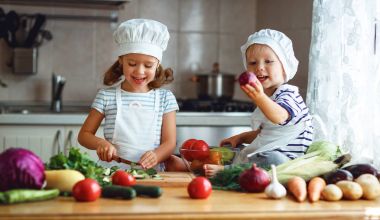 Sağlıklı beslenme. Mutlu çocuk hazırlar kitc sebze salatası
