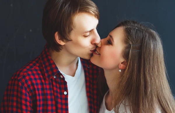 Siyah bir arka plan üzerinde mutlu çift öpücük — Stok fotoğraf