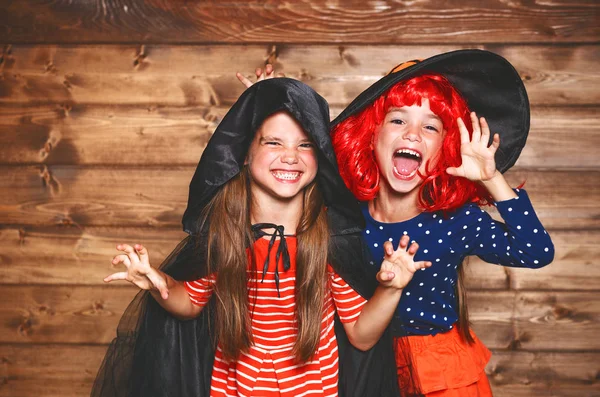 Komik çocuk kardeş kız cadı kostüm Cadılar bayramında ikizler. — Stok fotoğraf