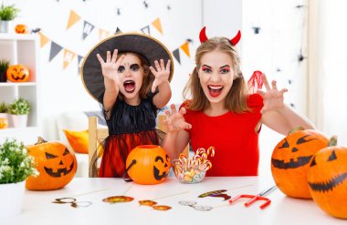 mutlu aile anne ve çocuk kızı hallowe için kostümleri