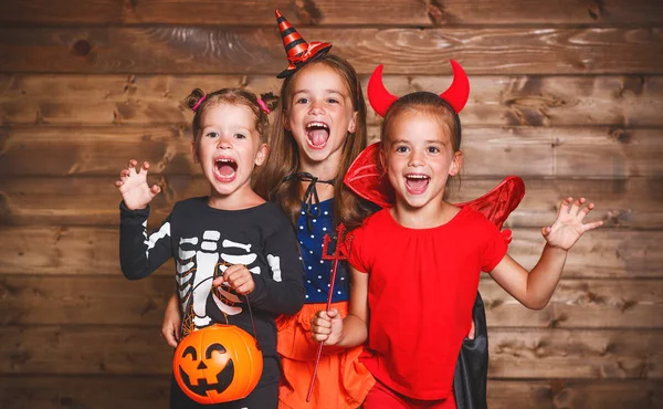 Festa di Halloween. Divertenti bambini di gruppo in costumi di carnevale — Foto Stock