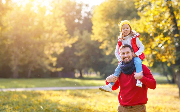 Heureux père de famille et fille enfant jouer et rire i — Photo