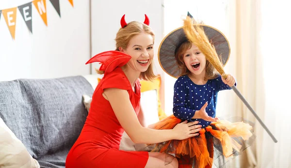 Aile anne ve çocuk kızı Cadılar Bayramı için hazırlanıyor, — Stok fotoğraf