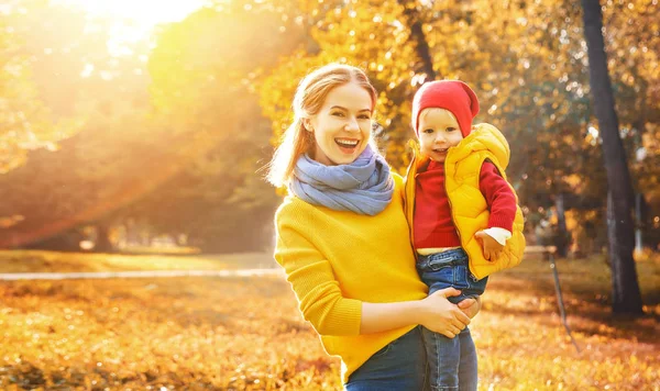 Счастливая семейная мама с маленьким сыном на осенней прогулке — стоковое фото