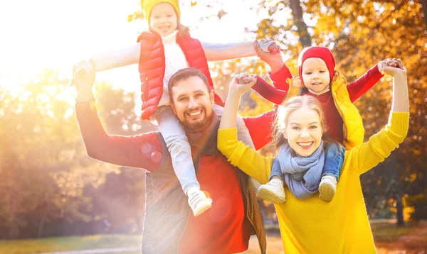 Lyckliga familjen mamma, Pappa och barn på en höst promenad — Stockfoto