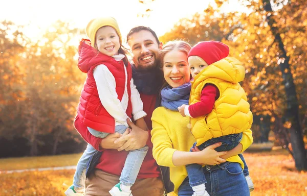 mutlu aile anne, baba ve çocuk bir sonbahar yürüyüş  
