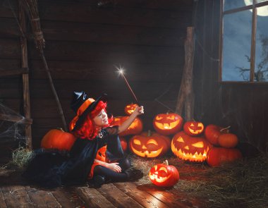 Cadılar Bayramı. Cadı çocuk sihirli değnek ve kabaklar