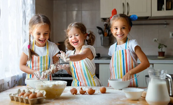 Irmãs felizes crianças meninas assar biscoitos, amassar massa, jogar sagacidade — Fotografia de Stock