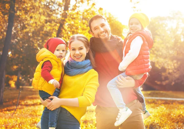 Feliz familia madre, padre e hijos en un paseo de otoño — Foto de Stock