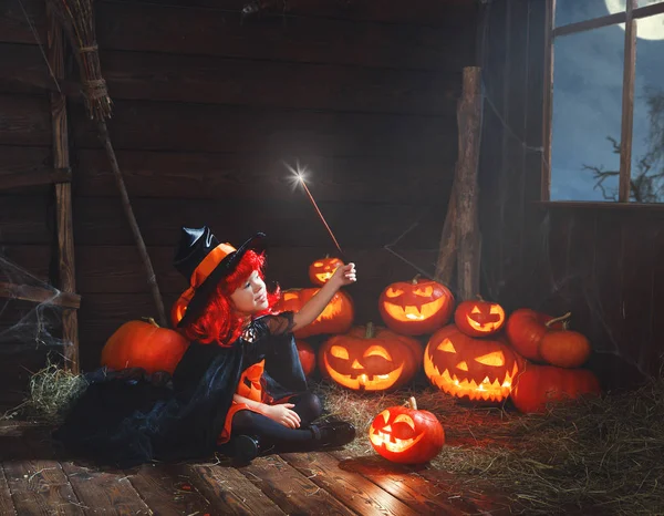 Cadılar Bayramı. Cadı çocuk sihirli değnek ve kabaklar