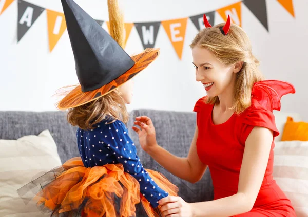 Familia madre e hija preparándose para Halloween , —  Fotos de Stock