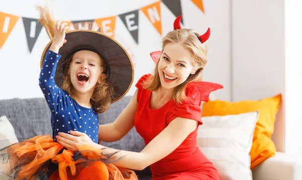 Familia madre e hija preparándose para Halloween , —  Fotos de Stock