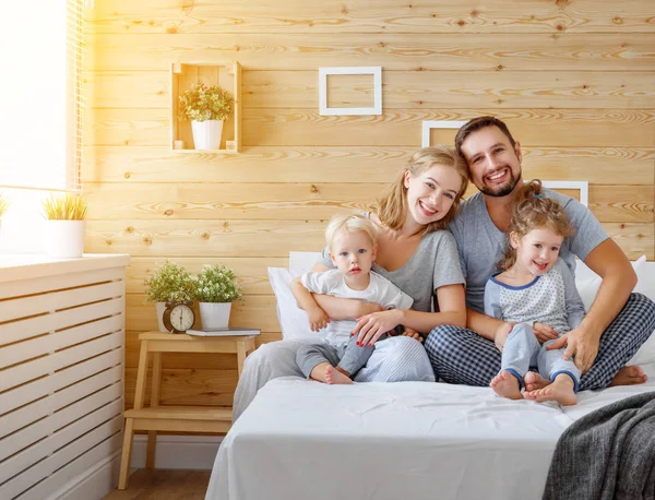 Feliz familia madre padre e hijos hija e hijo en la cama —  Fotos de Stock