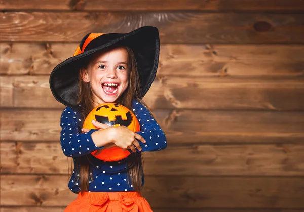 Funny dítě dívka v kostýmu čarodějnice v halloween — Stock fotografie