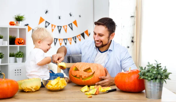 Mutlu aile baba ve çocuk evlat kabak Cadılar Bayramı için kesmek. — Stok fotoğraf