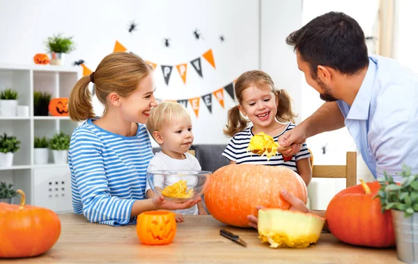 Szczęśliwa Rodzina Matka ojciec i dzieci wyciąć dyni na Halloween — Zdjęcie stockowe