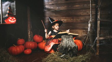 Cadılar Bayramı. küçük cadı büyü, kitap ile magi çağrıştırıyor.