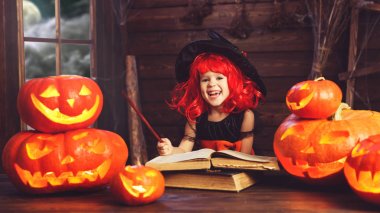 Cadılar Bayramı. küçük cadı büyü, kitap ile magi çağrıştırıyor.