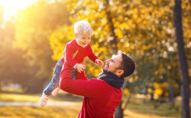 mutlu aile baba ve bebek evlat sonbahar yürüyüş 