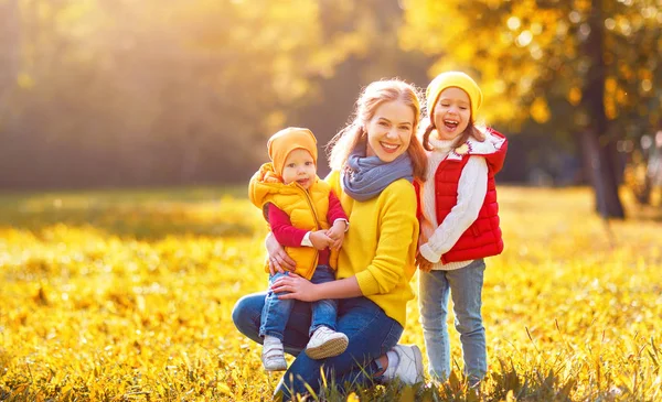Família feliz mãe e crianças em passeio de outono — Fotografia de Stock