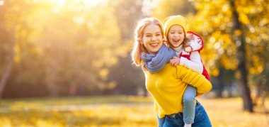 mutlu aile anne ve çocuk kızı sonbahar yürüyüş 