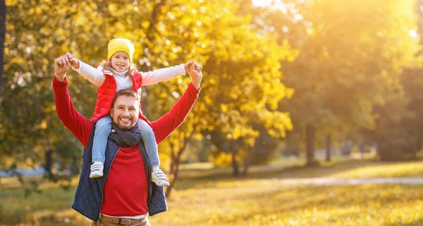 Gelukkig gezin vader en kind dochter spelen en lachen ik — Stockfoto