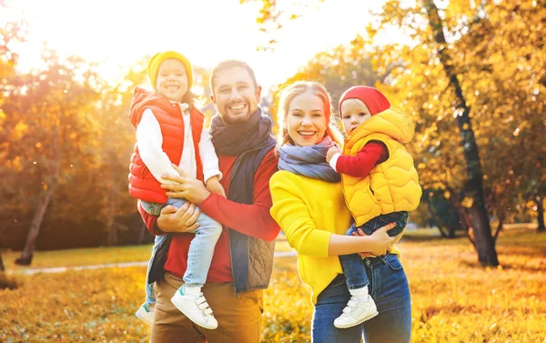 Feliz familia madre, padre e hijos en un paseo de otoño — Foto de Stock