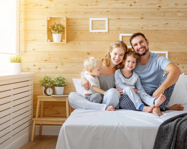 Szczęśliwa Rodzina Matka ojciec i dzieci córkę i syna w łóżku — Zdjęcie stockowe