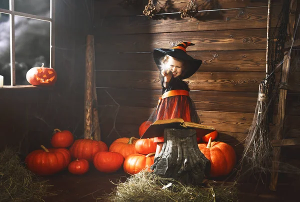 Halloween. petite sorcière évoque avec livre de sorts, magie — Photo