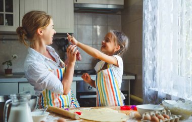 Mutlu aile anne ve kızı kitche yoğurma hamur fırında