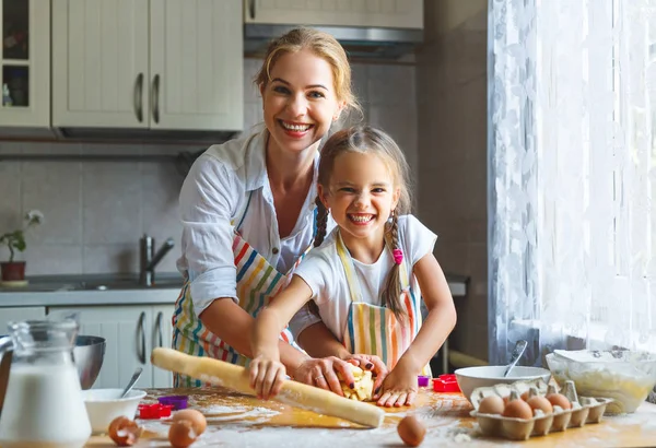Família feliz mãe e filha assar massa de amassar na cozinha — Fotografia de Stock
