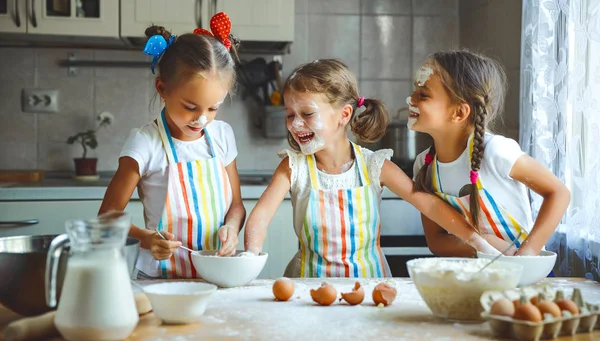 Irmãs felizes crianças meninas assar biscoitos, amassar massa, jogar sagacidade — Fotografia de Stock